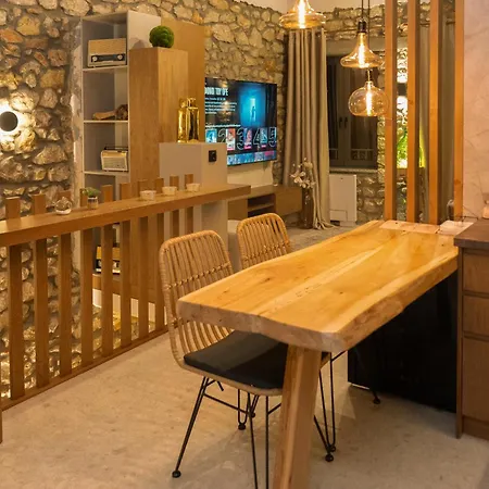 Winehouse Mouzaki-Ροδίτης *