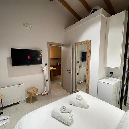 Winehouse Mouzaki-ροδίτης